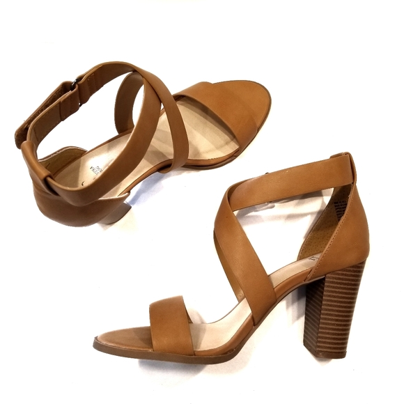 VERA WANG Cognac Block Heel Sandals - Picture 3 of 7